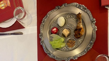 Am Seder-Abend werden Speisen mit symbolischer Bedeutung serviert. | Bild: Astrid Uhr/BR