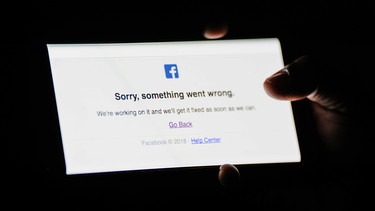 Ein Smartphone mit einer Fehlermeldung bei Facebook | Bild: picture-alliance/dpa